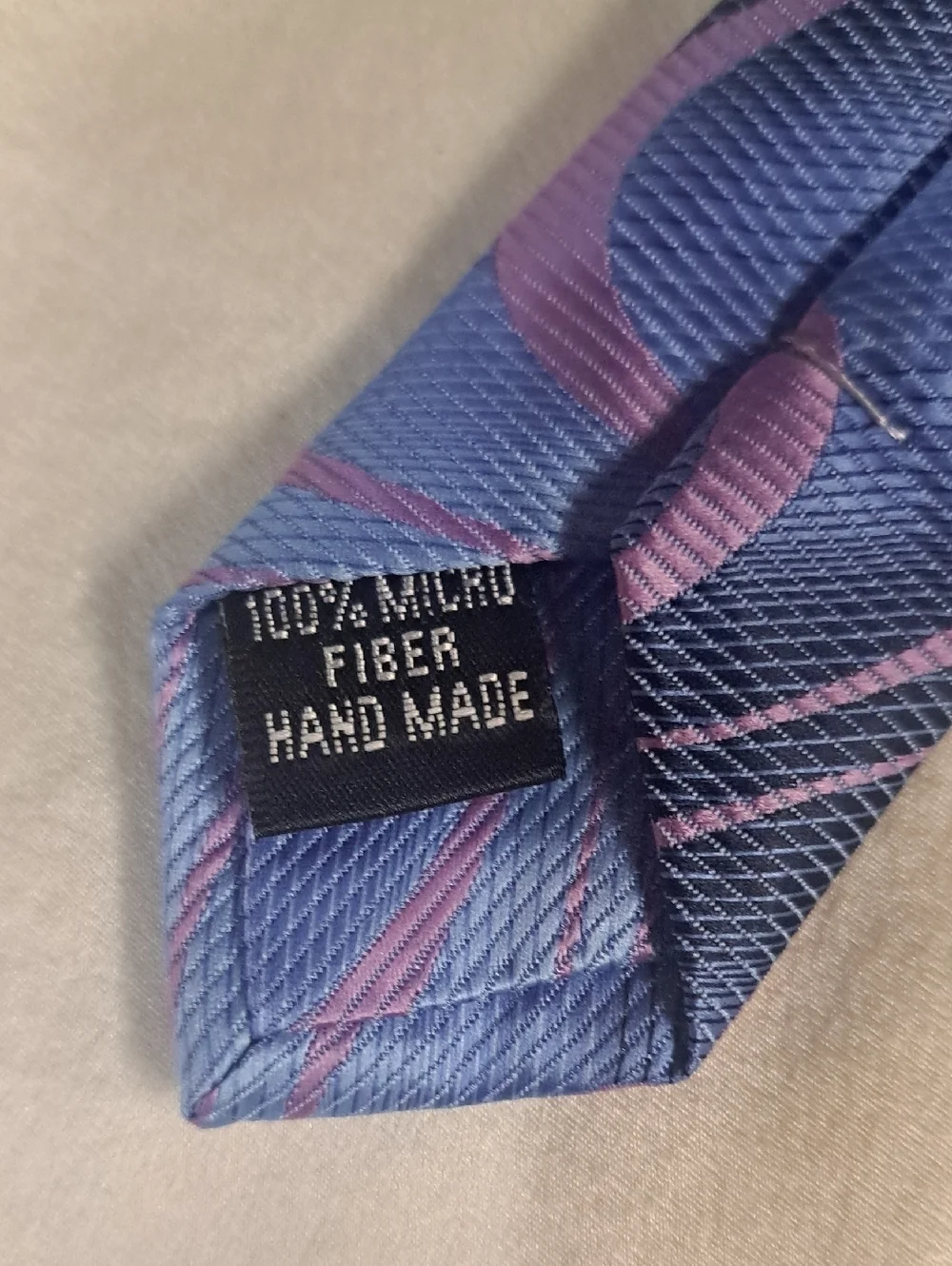 AMANTI ITALIAN Stylish Blue Swirl Men's Tie .